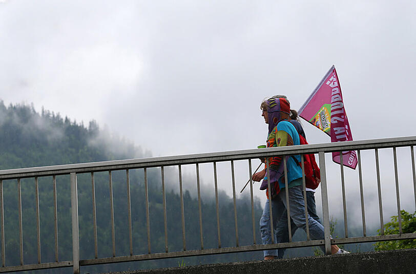 G7-Gegner auf dem Rückzug. Das Wetter und die Anstrengungen der letzten Tage haben dazu geführt, dass "Stop G7 Elmau" den letzten Protestmarsch am Montag abgesagt hat.