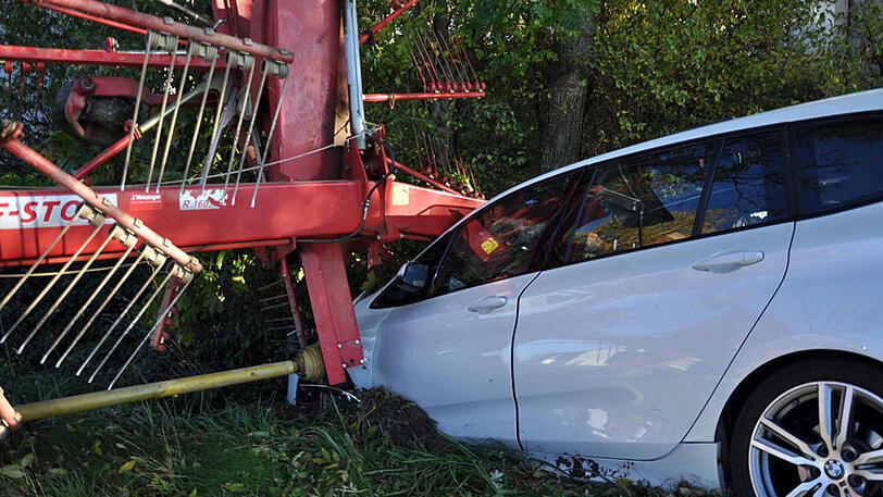 Weder der Traktor- noch der Pkw-Fahrer wurden beim Unfall verletzt. Angesichts dieser Bilder eigentlich nur schwer vorzustellen.