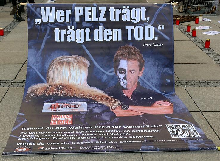 Das Plakat zur Kampagne: Der Musiker Peter Maffay und das Tattoo-Model Sandy P. Peng.