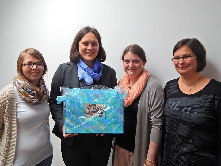 Freuen sich über den neuen Raum: (von links) Justina Wittek, Mitarbeiterin der Kita Felsennelkenanger, Barbara Margarete Bschorr, Vertreterin des Rotary Club Münchner Freiheit, Daniela Heiber, Mitarbeiterin der Kita Felsennelkenanger, Katrin Steinruck, Mitarbeiterin der Kita Felsennelkenanger.