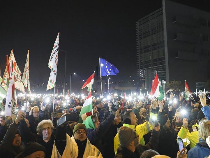 Demonstranten vor dem Hauptsitz des öffentlich-rechtlichen ungarischen Rundfunks MTVA.