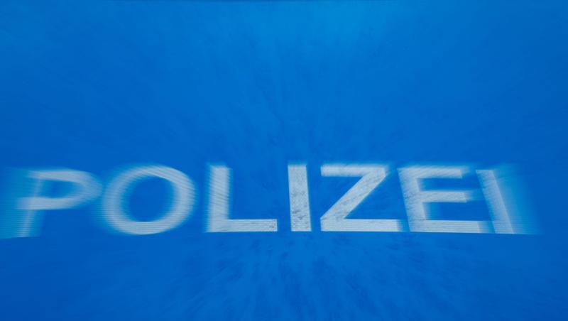 Schriftzug "Polizei" auf der Motorhaube eines Funkstreifenwagens. Foto: Jens Büttner/dpa-Zentralbild/dpa/Archivbild Schriftzug "Polizei" auf der Motorhaube eines Funkstreifenwagens. Foto: Jens Büttner/dpa-Zentralbild/dpa/Archivbild