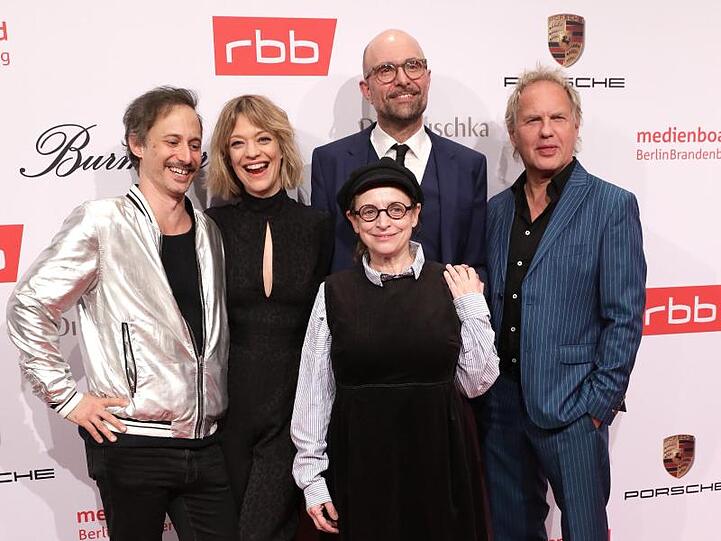 Schauspieler Michael Ostrowski (l-r), Heike Makatsch, Katharina Thalbach, Regisseur Philipp Stölzl und Uwe Ochsenknecht bei der Medienboard-Party.