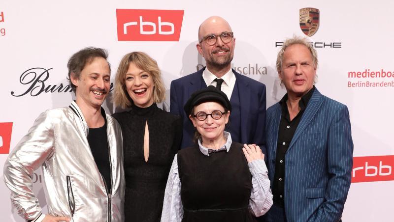Schauspieler Michael Ostrowski (l-r), Heike Makatsch, Katharina Thalbach, Regisseur Philipp Stölzl und Uwe Ochsenknecht bei der Medienboard-Party.
