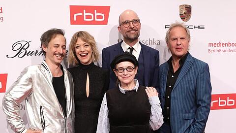 Schauspieler Michael Ostrowski (l-r), Heike Makatsch, Katharina Thalbach, Regisseur Philipp Stölzl und Uwe Ochsenknecht bei der Medienboard-Party.