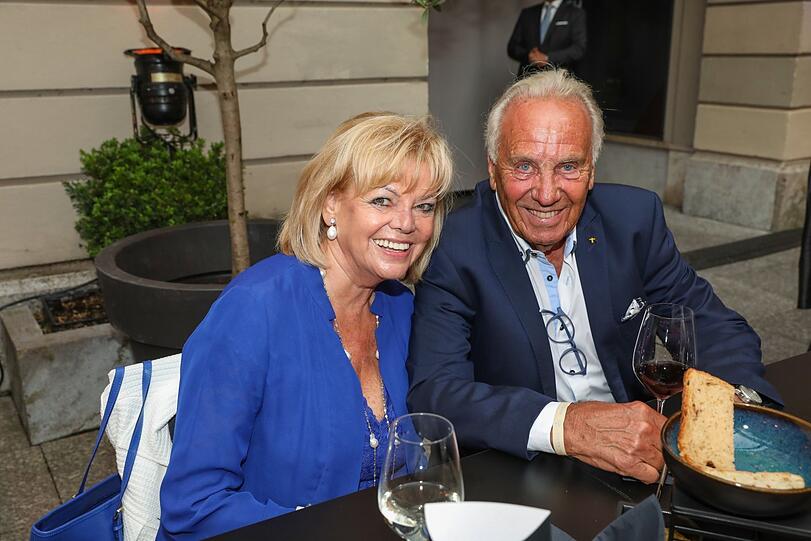 Muss nicht immer Hofbräu sein: Margot und Günter Steinberg genießen ein Glaserl Wein.