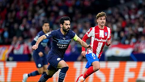 Ilkay Gündogan (l) von Manchester City und Antoine Griezmann von Atlético Madrid kämpfen um den Ball.