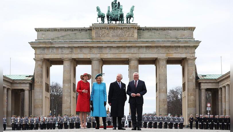 Camilla und König Charles III. zwischen Elke Büdenbender (li.) und Bundespräsident Frank-Walter Steinmeier (re.) vor dem Brandenburger Tor.