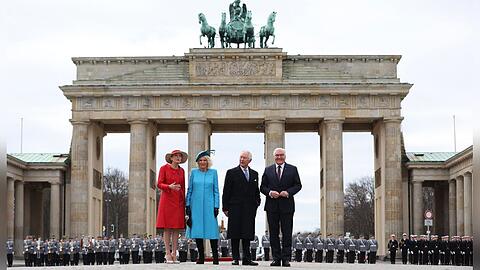 Camilla und König Charles III. zwischen Elke Büdenbender (li.) und Bundespräsident Frank-Walter Steinmeier (re.) vor dem Brandenburger Tor.