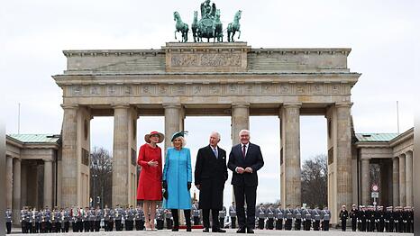 Camilla und König Charles III. zwischen Elke Büdenbender (li.) und Bundespräsident Frank-Walter Steinmeier (re.) vor dem Brandenburger Tor.