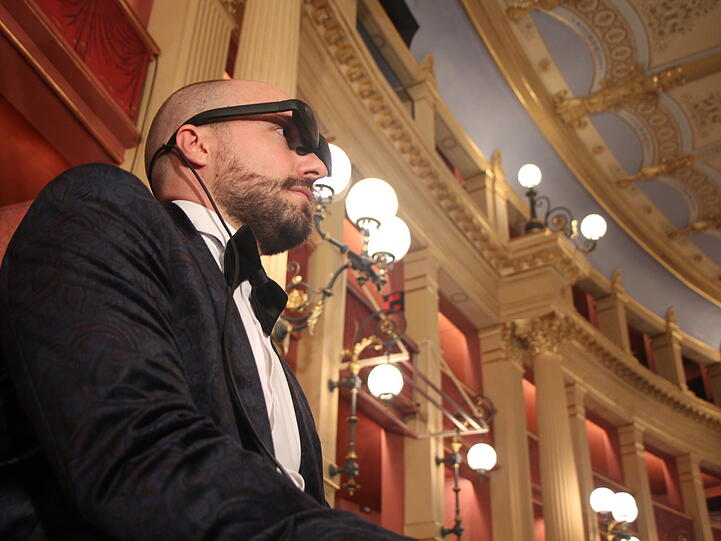 Ein Besucher mit VR-Brille im Festspielhaus.