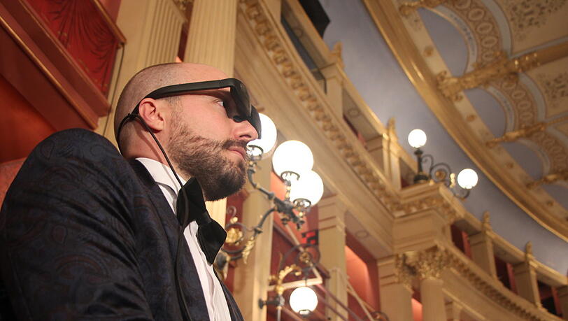 Ein Besucher mit VR-Brille im Festspielhaus. Ein Besucher mit VR-Brille im Festspielhaus.