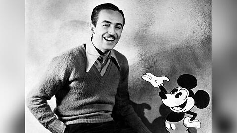 Walt Disney mit seiner wohl berühmtesten Erfindung: Micky Maus.