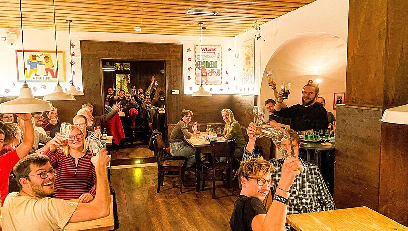 Die Kneipe "Sammamera" in Freising wird trotz des Isarkindl-Aus auch weiterhin öffnen, verkauft dann aber anderes Bier. Die Kneipe "Sammamera" in Freising wird trotz des Isarkindl-Aus auch weiterhin öffnen, verkauft dann aber anderes Bier.