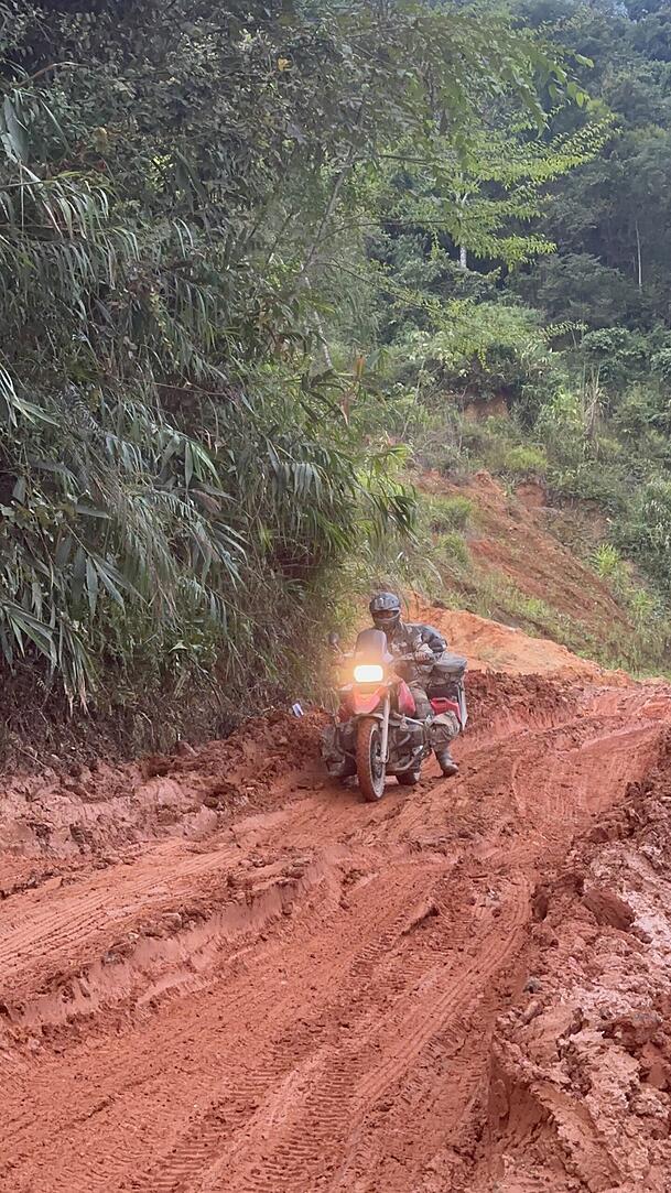 Florian Pollinger sagt &uuml;ber sich selber, dass er ein ge&uuml;bter und guter Motorradfahrer ist, aber so manche Schlammstra&szlig;e stellt auch ihn vor Herausforderungen. Die schlechtesten Stra&szlig;en waren in Laos.