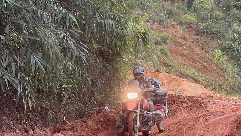 Florian Pollinger sagt &uuml;ber sich selber, dass er ein ge&uuml;bter und guter Motorradfahrer ist, aber so manche Schlammstra&szlig;e stellt auch ihn vor Herausforderungen. Die schlechtesten Stra&szlig;en waren in Laos.