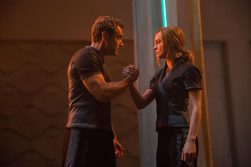 Jude Law spielt Dr. Walter Lawson, den ursprüngliche Captain Mar-Vell, und bereitet Carol Danvers (Brie Larson) auf ihre neuen Fähigkeiten vor. Jude Law spielt Dr. Walter Lawson, den ursprüngliche Captain Mar-Vell, und bereitet Carol Danvers (Brie Larson) auf ihre neuen Fähigkeiten vor.