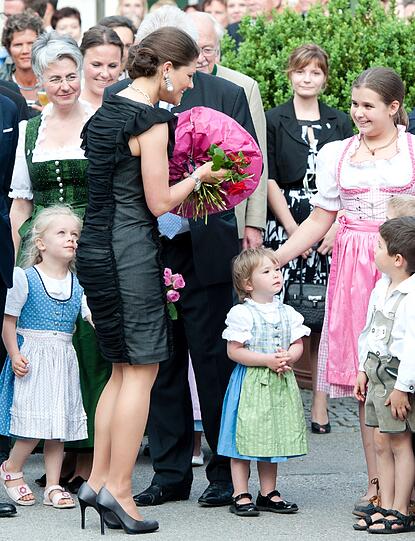 Victoria ist zum ersten Mal Mutter geworden. Die 34-Jährige brachte am frühen Donnerstagmorgen (23.02.12) eine Tochter zur Welt - wurde die Mini-Prinzessin etwa in München gezeugt? Fest steht vor neun Monaten waren Victoria und Gatte Daniel zu Besuch in der Weltstadt mit Herz - hier die Bilder...