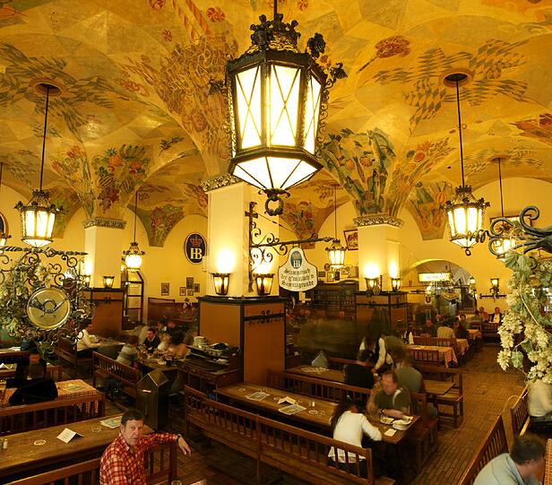 Oft heißt es, im Hofbräuhaus säßen nur Touristen. Aber das ist ein Gerücht. Rund die Hälfte der Besucher sind Stammgäste.
