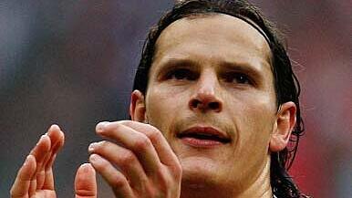 Der FC Bayern München hat den Vertrag mit Innenverteidiger Daniel van Buyten um ein Jahr bis zum 30. Juni 2013 verlängert.