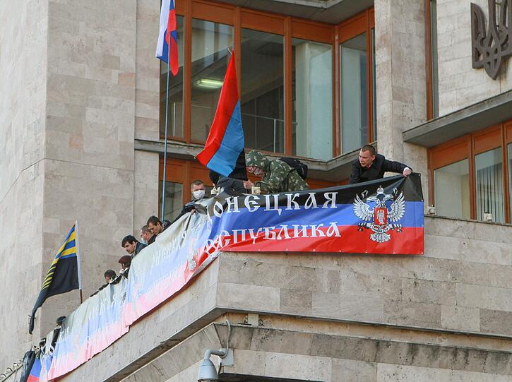 Pro-russische Demonstranten besetzen eine regionale Verwaltungsgebäude in Donetsk, Ukraine. Berichten zufolge stürmten pro-russischen Demonstranten das Verwaltungsgebäude in Donetsk. Die Demonstranten fordern den ehemaligen Präsidenten Janukowitsch auf, in die Ukraine zurückkehren und ein Referendum über den Status von Donetsk und Lugansk abzuhalten, ähnlich wie bei dem kürzlich abgehaltenen Referendum auf der Krim.