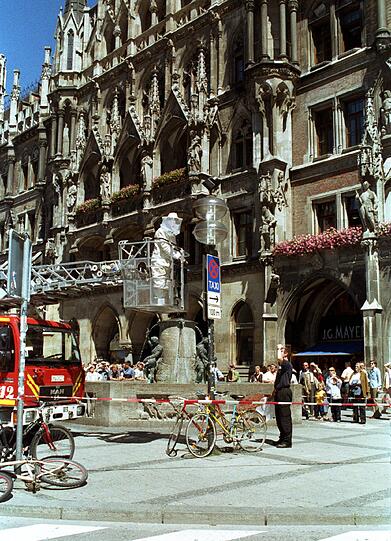 2004 rückt die Feuerwehr zum Marienplatz aus - Bienen hängen an einer Straßenlaterne.