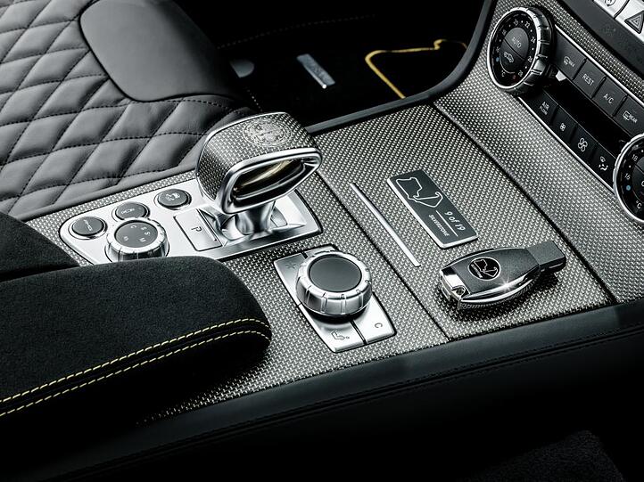 Ob im Duett oder solo, ob innen oder außen: Die "World Championship 2014 Collector&rsquo;s Edition&rdquo; des SL 63 AMG ist optisch ein Genuss.