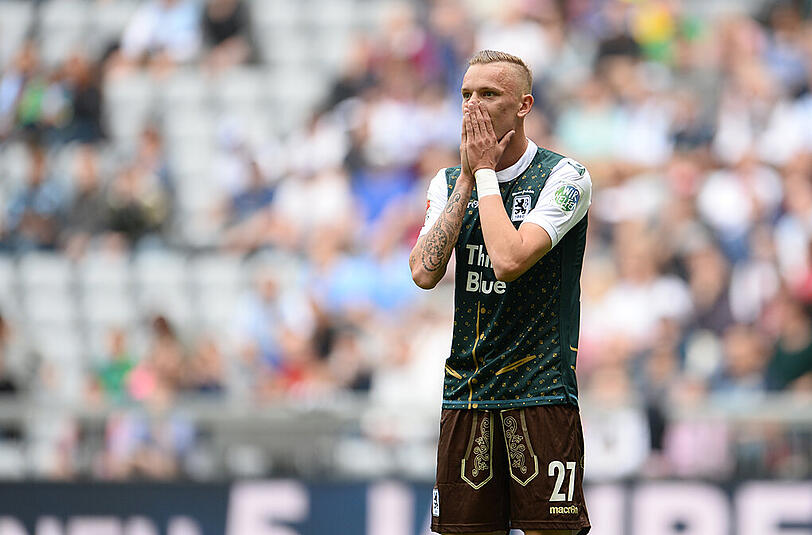 Marius Wolf ärgert sich über eine vergebene Chance im Spiel des TSV 1860 gegen Kaiserslautern.