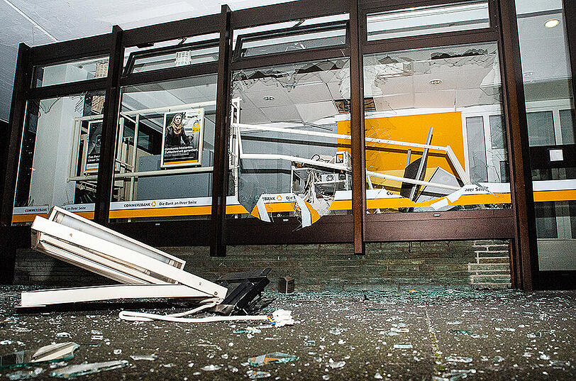 In Bielefeld verwüsteten die Diebe eine Commerzbank-Filiale bei der Sprengung.
