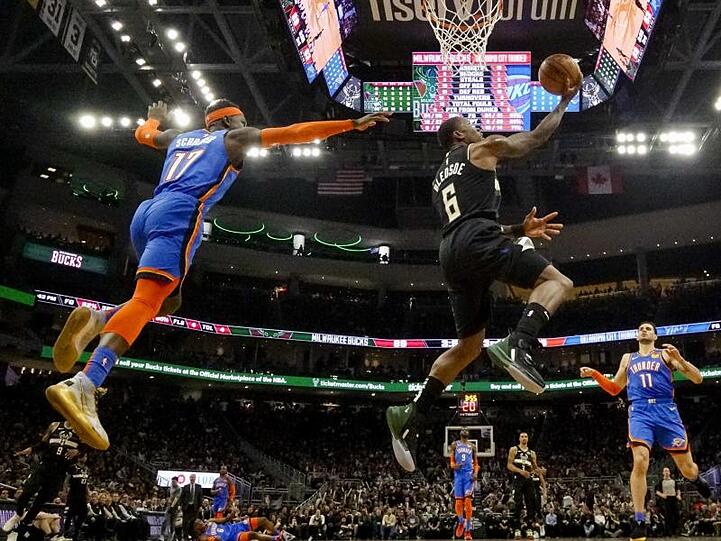 Dennis Schröder (l) musste mit den Oklahoma City Thunder eine Niederlage in Milwaukee hinnehmen.