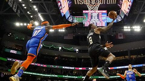 Dennis Schröder (l) musste mit den Oklahoma City Thunder eine Niederlage in Milwaukee hinnehmen.