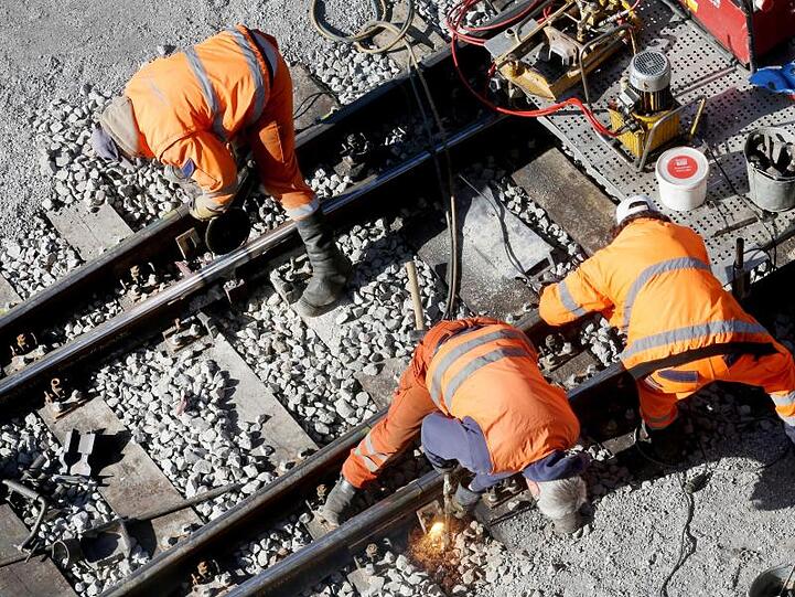 Laut der Bahn-Betriebsräte hat die Schieneninfrastruktur des Bundes einen besorgniserregenden Zustand erreicht. Symbolbild: Roland Weihrauch