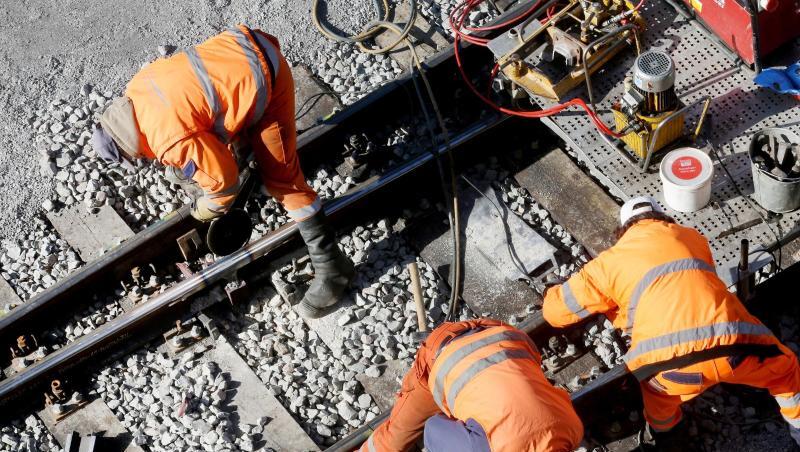 Laut der Bahn-Betriebsräte hat die Schieneninfrastruktur des Bundes einen besorgniserregenden Zustand erreicht. Symbolbild: Roland Weihrauch Laut der Bahn-Betriebsräte hat die Schieneninfrastruktur des Bundes einen besorgniserregenden Zustand erreicht. Symbolbild: Roland Weihrauch