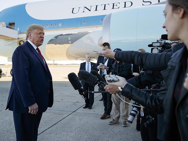 US-Präsident Donald Trump erklärt vor Reportern auf der Andrews Air Base, dass es Hoffnung im Handelsstreit mit China gibt.