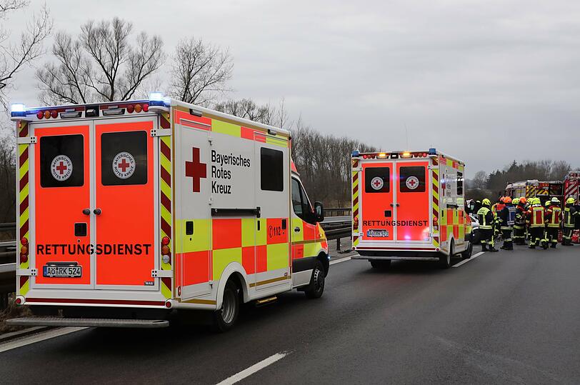 Zahlreiche Rettungskräfte waren nach dem tödlichen Unfall im Einsatz.