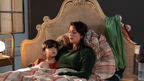 "Die Luft zum Atmen": Joshua (Matteo Hilterscheid) sorgt sich um seine Mutter Miriam (Eva Meckbach).
