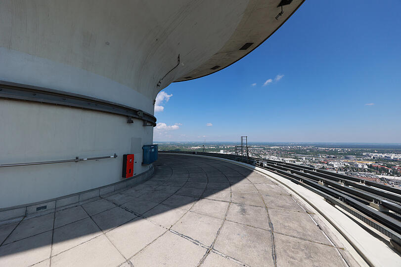Schwindelfrei sollte man hier schon sein: Blick auf die offene Plattform unterhalb des Drehrestaurants.