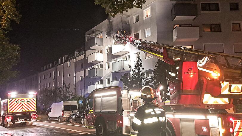 Bei einem Brand in München Thalkirchen hat die Feuerwehr fünf Menschen mit Drehleitern gerettet. Eine Frau kam mit Verbrennungen in die Klinik.