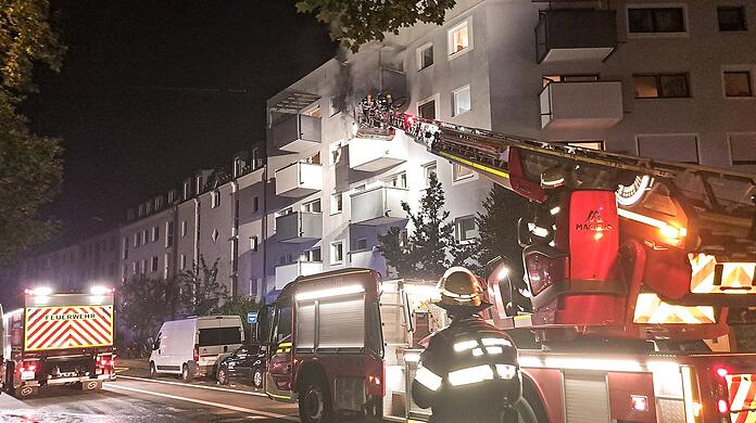 Bei einem Brand in München Thalkirchen hat die Feuerwehr fünf Menschen mit Drehleitern gerettet. Eine Frau kam mit Verbrennungen in die Klinik.
