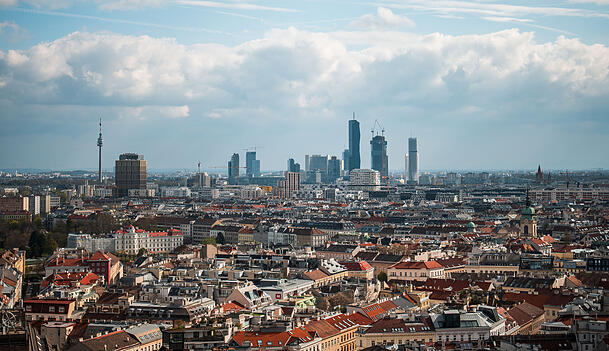 Blick auf die Wiener Donauplatte mit den DC Towers und Donauturm. Vom Londoner "Economist" wurde die Stadt 2024 zur "lebenswertesten" der Welt gekrönt.