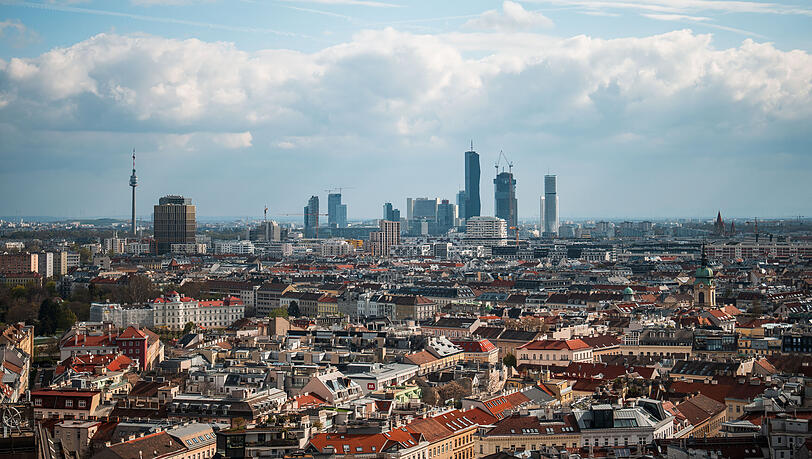 Blick auf die Wiener Donauplatte mit den DC Towers und Donauturm. Vom Londoner "Economist" wurde die Stadt 2024 zur "lebenswertesten" der Welt gekrönt.