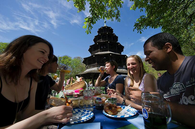 Sommerspaß: Eine Brotzeit am Chinesischen Turm.