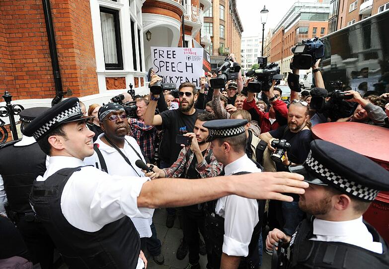 an der Botschaft von Ecuador: Tumulte in London um Julian Assange