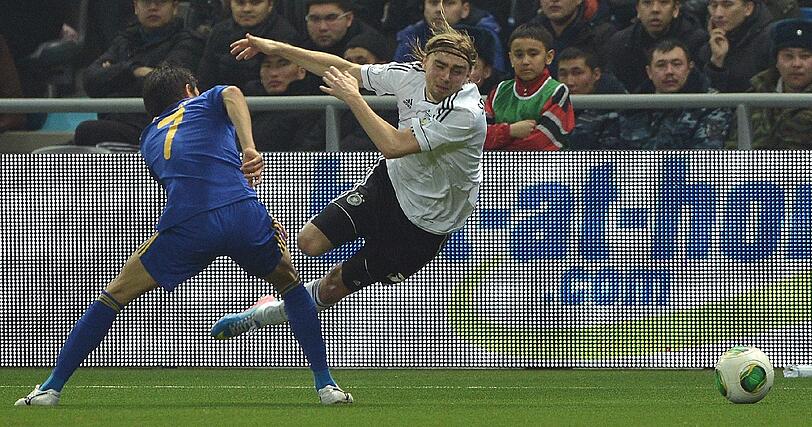 MARCEL SCHMELZER: NOTE 3.
Aktiver als Lahm. Was seine Flanken angeht: üben, üben, üben. Hätte in der Nachspielzeit fast noch getroffen.