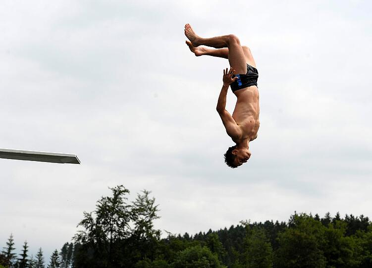 Die Löwen beim Turmspringen im Trainingslager. Sehen Sie hier die spektakulären Bilder.
