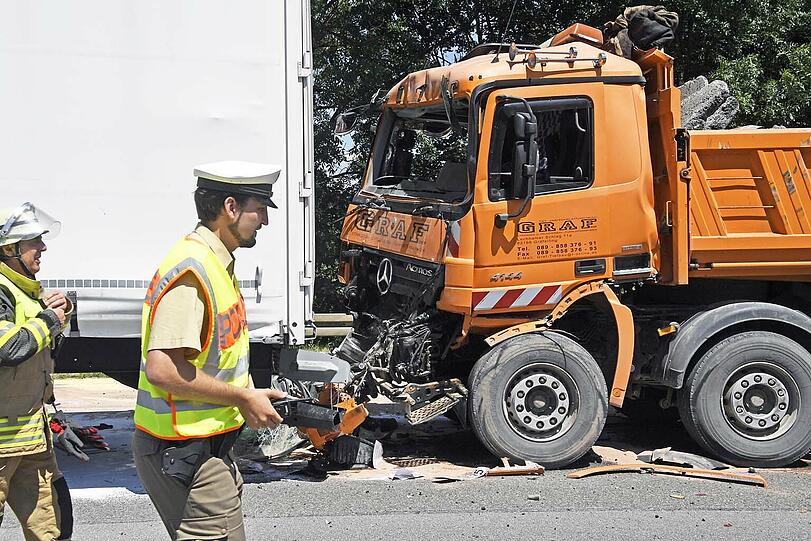 Die Bilder vom schweren Lkw-Unfall auf der A99.