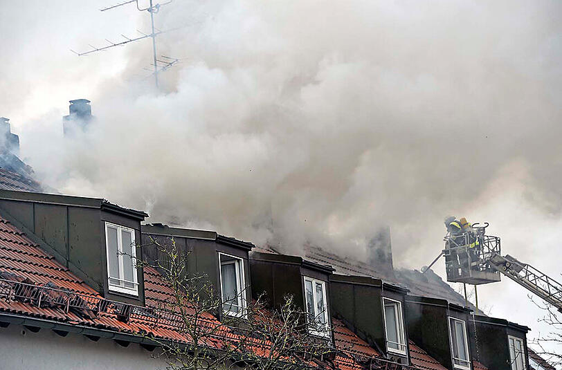 In München ist am Sonntag der etwa 30 Meter lange Dachstuhl eines Mehrfamilienhaus bei einem großbrand völlig zerstört worden.