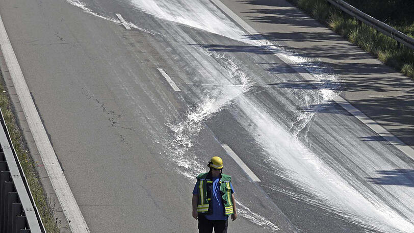 Aus Grau mach Weiß: Bilder von der eingefärbten A94 bei Riem.