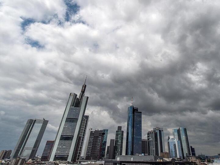 Dunkle Regenwolken schieben sich über die Bankenskyline von Frankfurt am Main hinweg. Bei "Cum-Ex"-Aktiendeals nutzen Investoren eine Lücke im Gesetz, um den Staat über Jahre um Milliardensummen zu prellen.