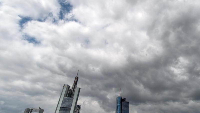 Dunkle Regenwolken schieben sich über die Bankenskyline von Frankfurt am Main hinweg. Bei "Cum-Ex"-Aktiendeals nutzen Investoren eine Lücke im Gesetz, um den Staat über Jahre um Milliardensummen zu prellen. Dunkle Regenwolken schieben sich über die Bankenskyline von Frankfurt am Main hinweg. Bei "Cum-Ex"-Aktiendeals nutzen Investoren eine Lücke im Gesetz, um den Staat über Jahre um Milliardensummen zu prellen.